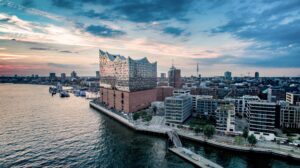 Bauzinsen Hamburg 2026 — Skyline mit Elbphilharmonie und Hafen, Symbolbild für Immobilienfinanzierung in Hamburg